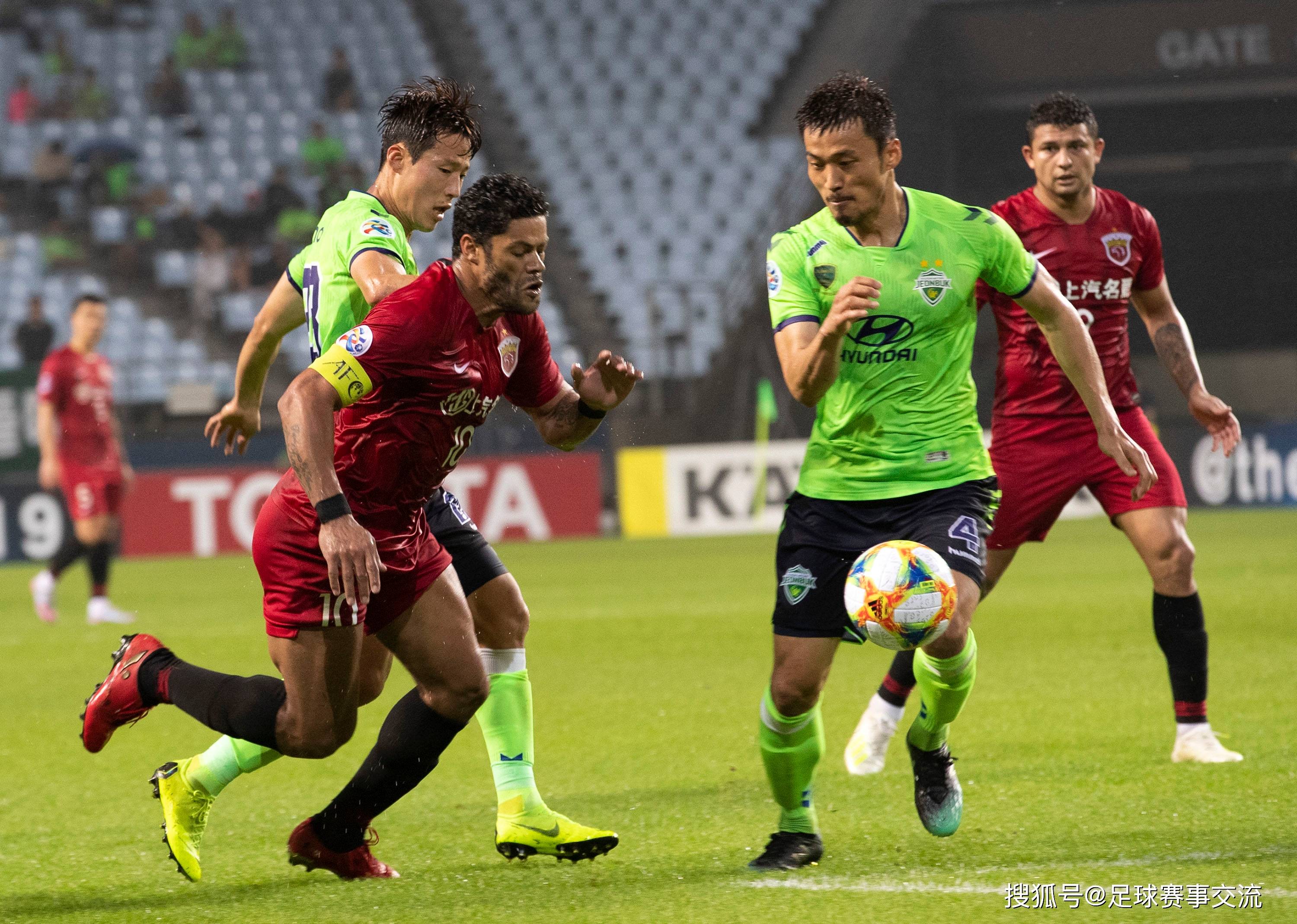 高强度足球比赛中球员拼尽全力争胜 高强度足球比赛中球员拼尽全力争胜