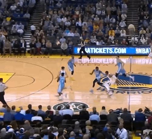 篮球场上一幕奇观,球员运球时突然失误滑倒的简单介绍 篮球场上一幕奇观,球员运球时突然失误滑倒的简单介绍