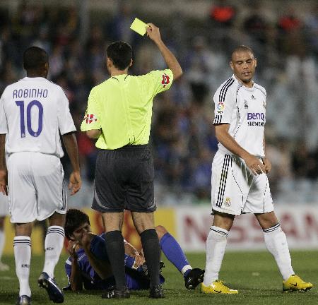 赫塔菲抗议裁判判罚,球员表现受影响的简单介绍 赫塔菲抗议裁判判罚,球员表现受影响的简单介绍