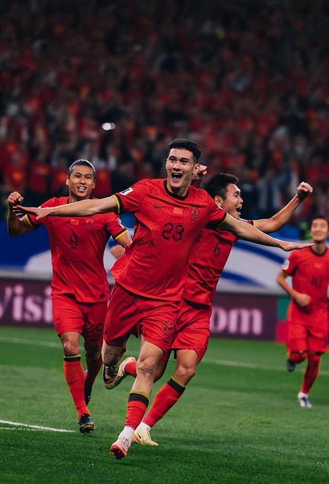 比赛节奏快速，球员奋力拼搏