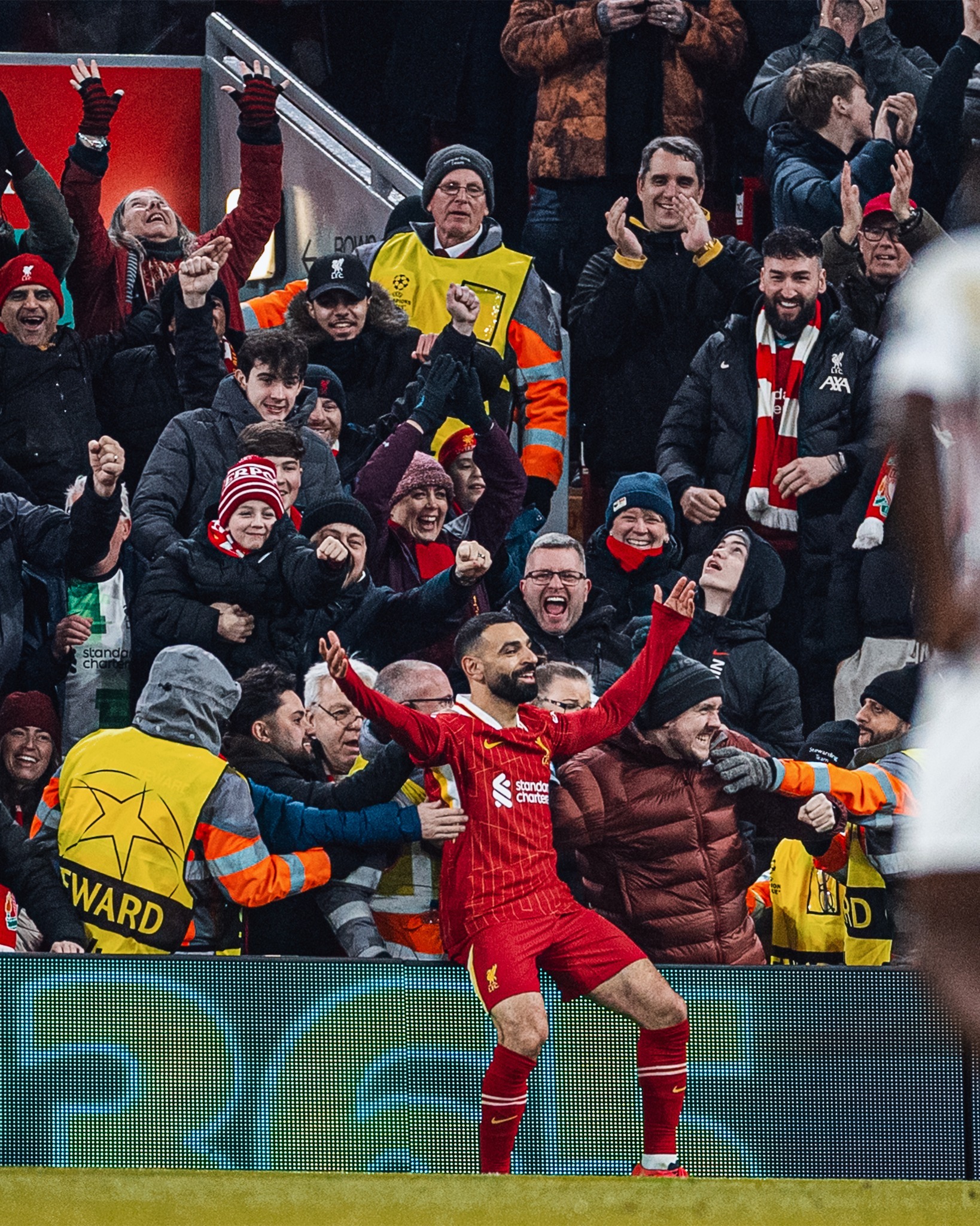 欧冠比赛中一粒世界波震惊全场