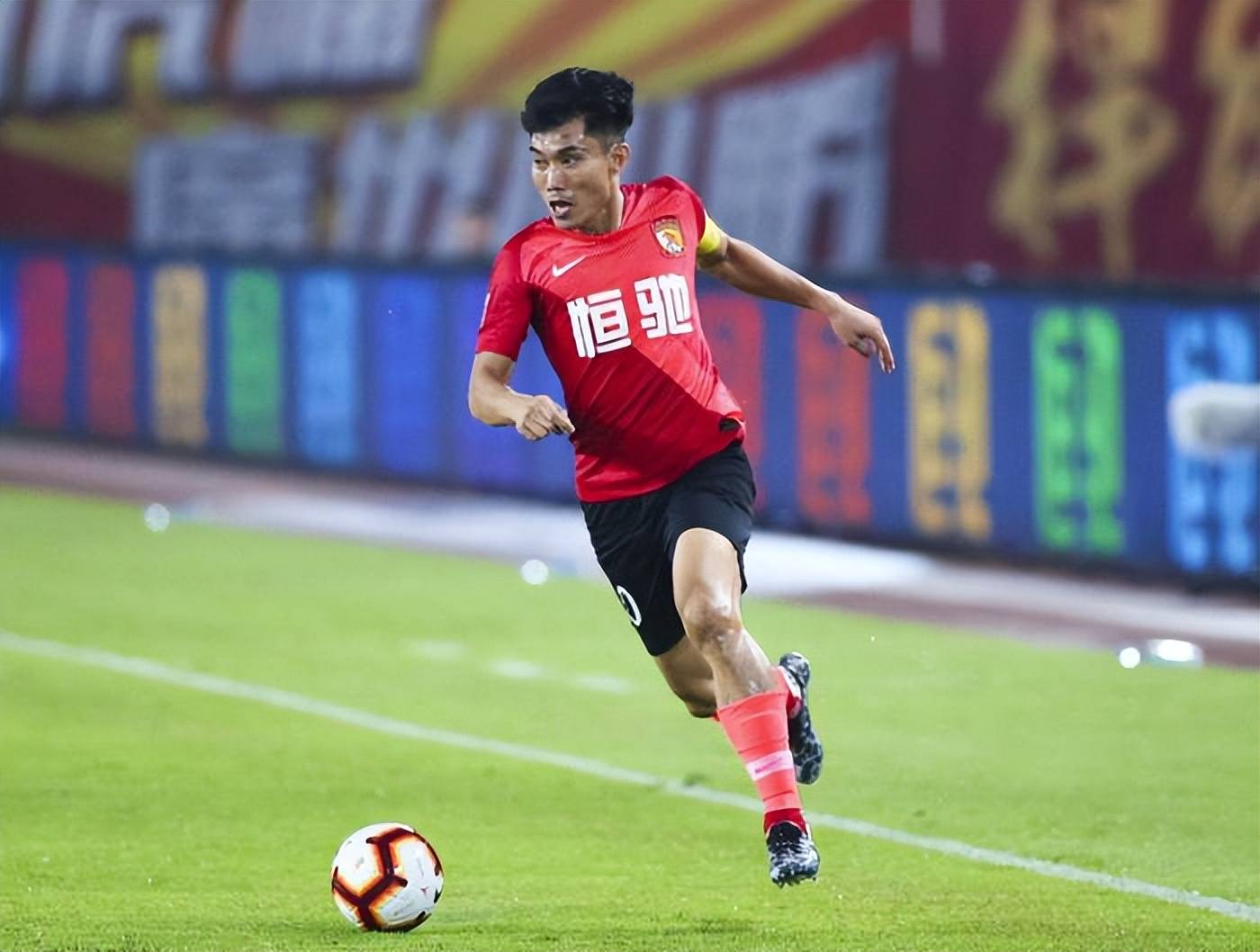 广州恒大不敌广州富力,遭遇中超赛季首败 广州恒大不敌广州富力,遭遇中超赛季首败