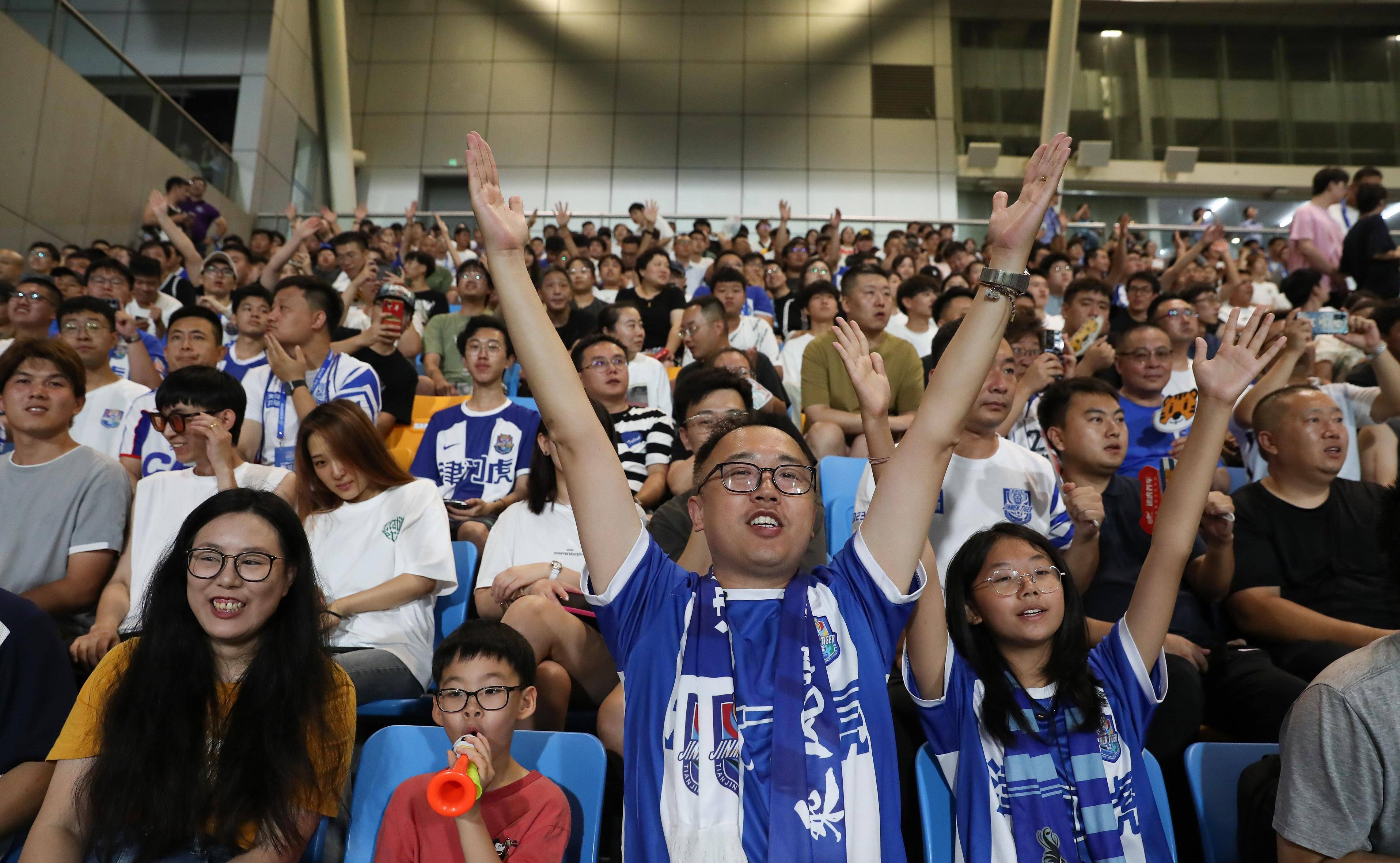 球场上的风景绝佳,球迷欢呼雀跃的简单介绍 球场上的风景绝佳,球迷欢呼雀跃的简单介绍