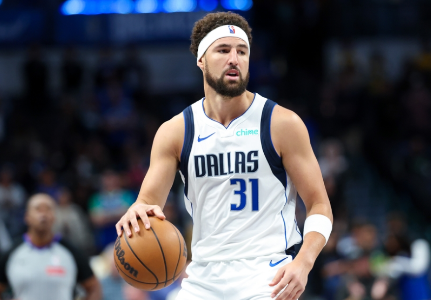 雄鹿客场战胜独行侠,继续保持领先地位 雄鹿客场战胜独行侠,继续保持领先地位