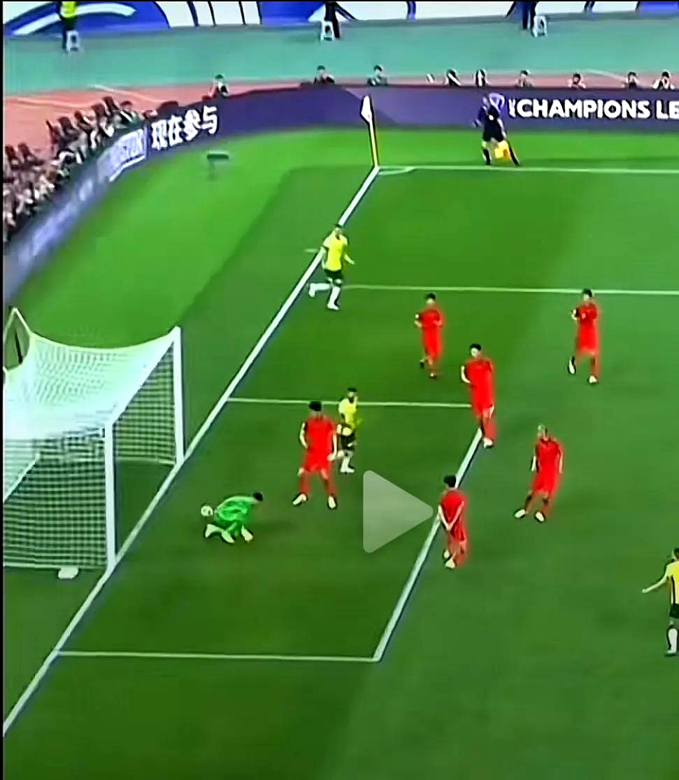 对手失误连连,球队顺利击败 对手失误连连,球队顺利击败