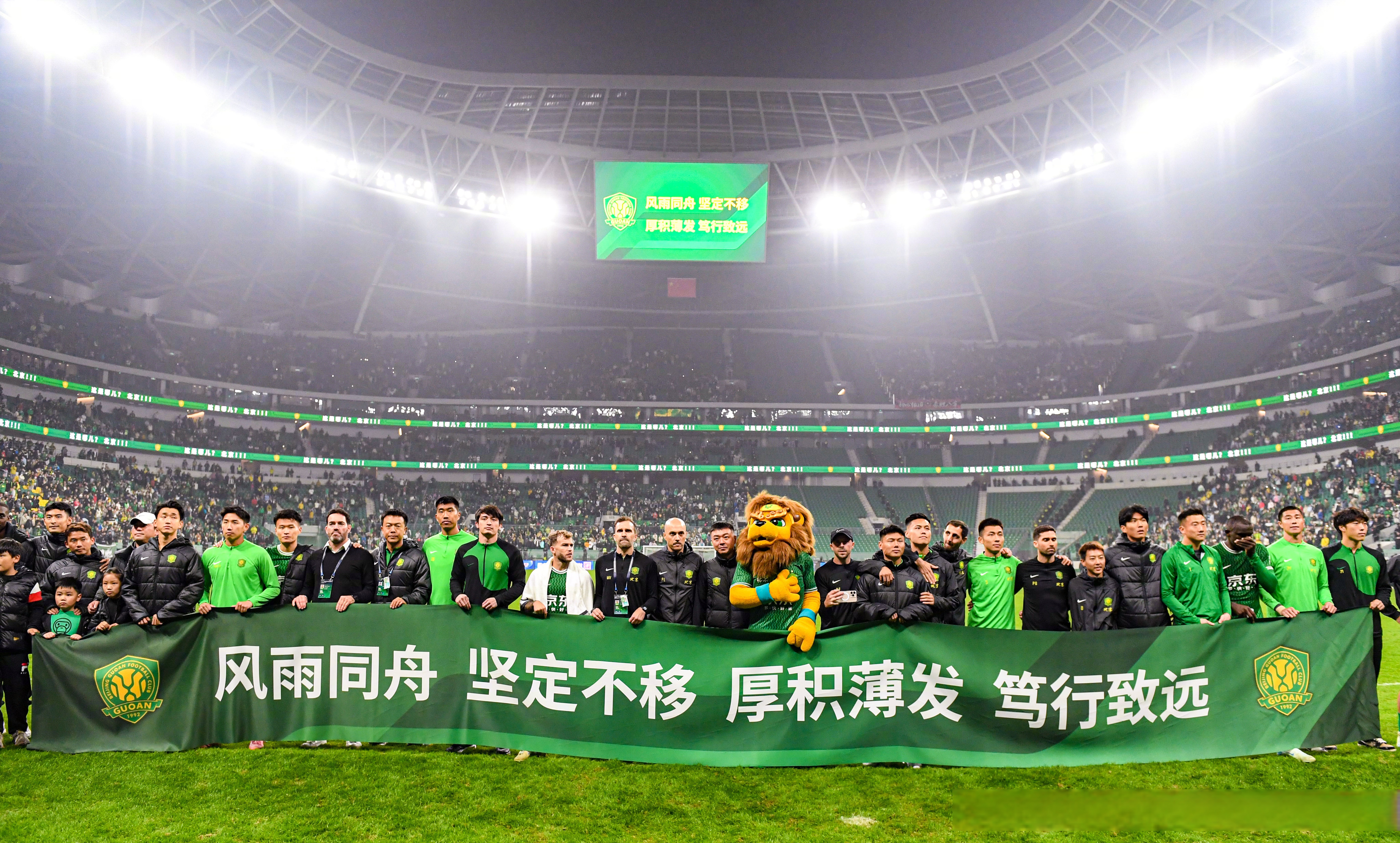 激烈角逐即将打响,球迷心怀期待与激动的简单介绍 激烈角逐即将打响,球迷心怀期待与激动的简单介绍