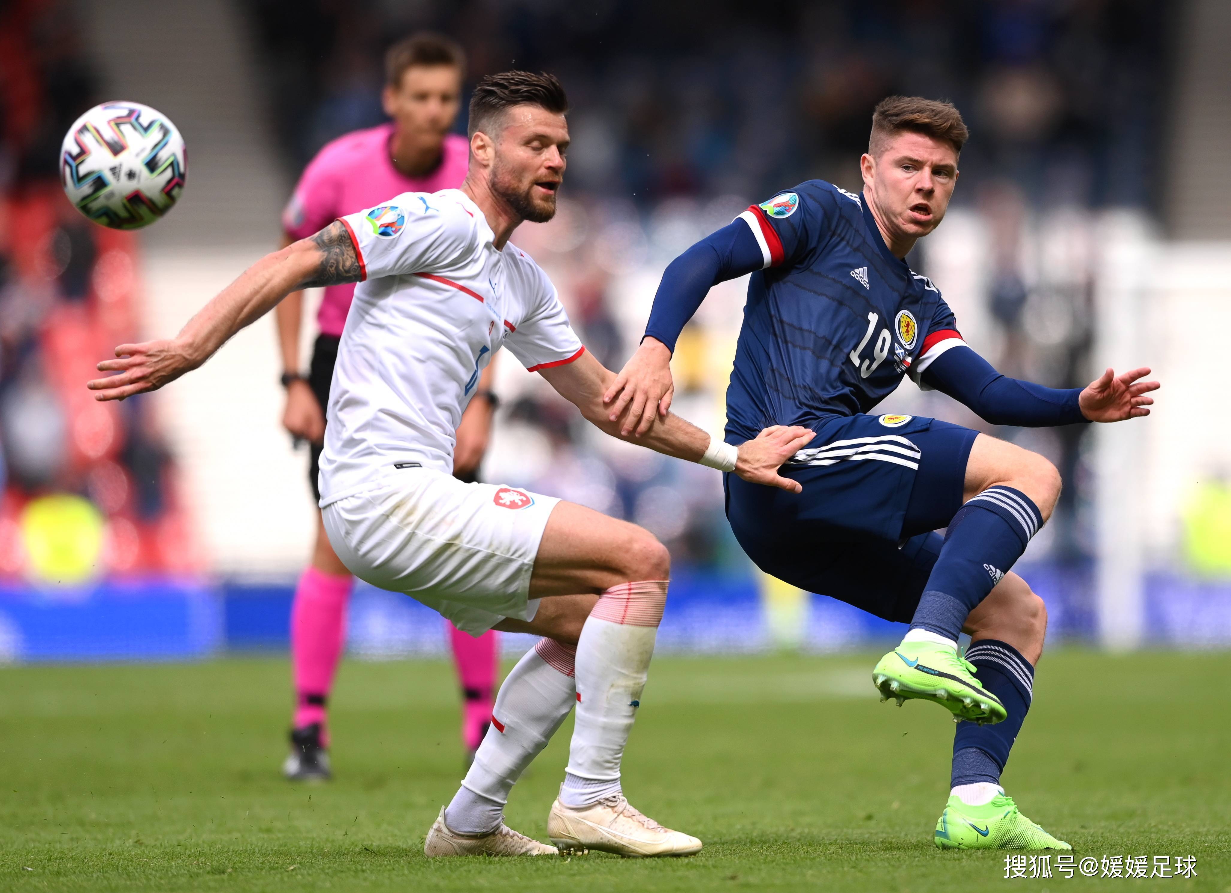 世界各地赛事火热进行,足球迷津津乐道 世界各地赛事火热进行,足球迷津津乐道