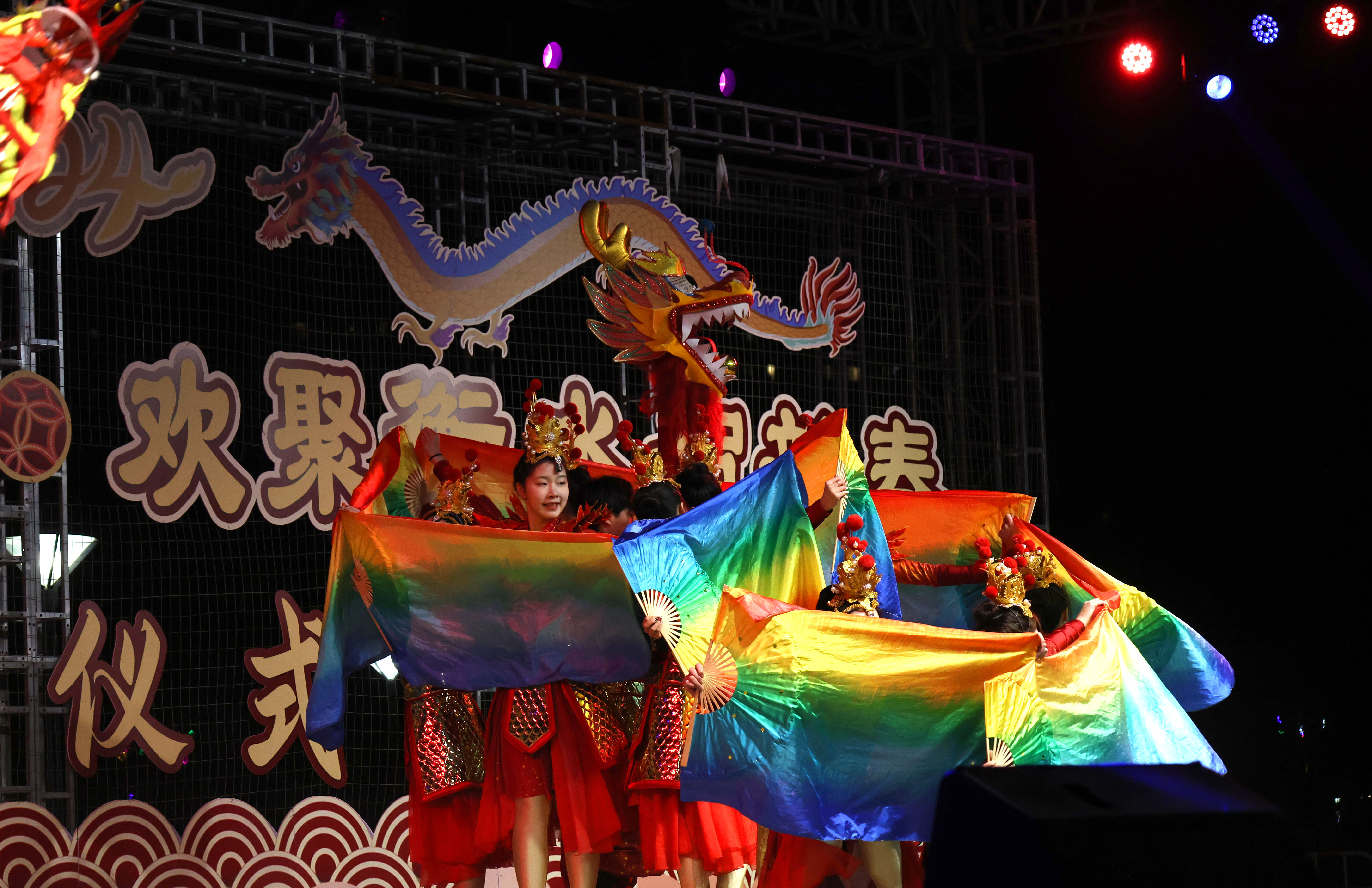 惊心动魄比赛镜花水月,全场观众尽情欢呼呐喊 惊心动魄比赛镜花水月,全场观众尽情欢呼呐喊