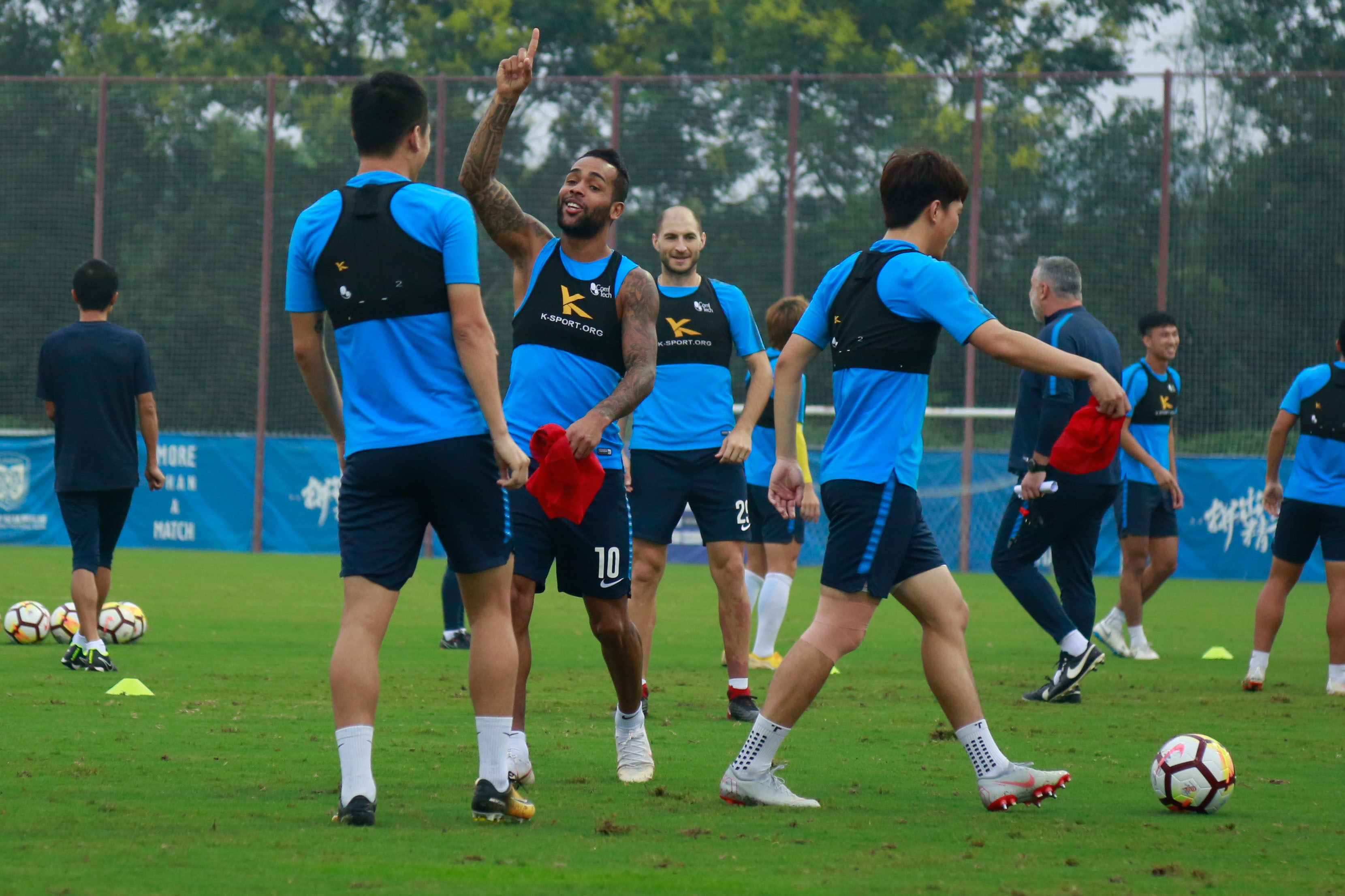 江苏省体育中心上演搏命一战，苏宁大将士气高昂