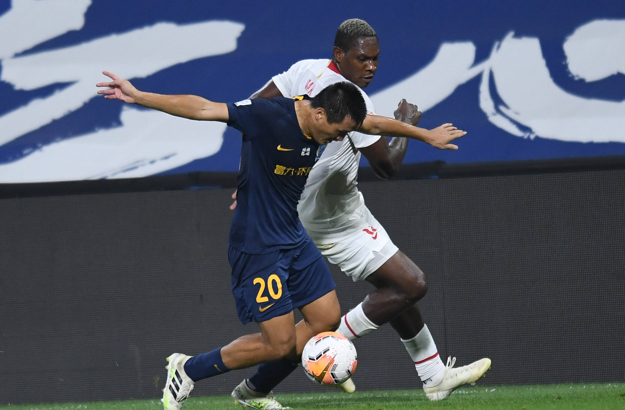 广州富力队击败深圳队,取得胜利 广州富力队击败深圳队,取得胜利