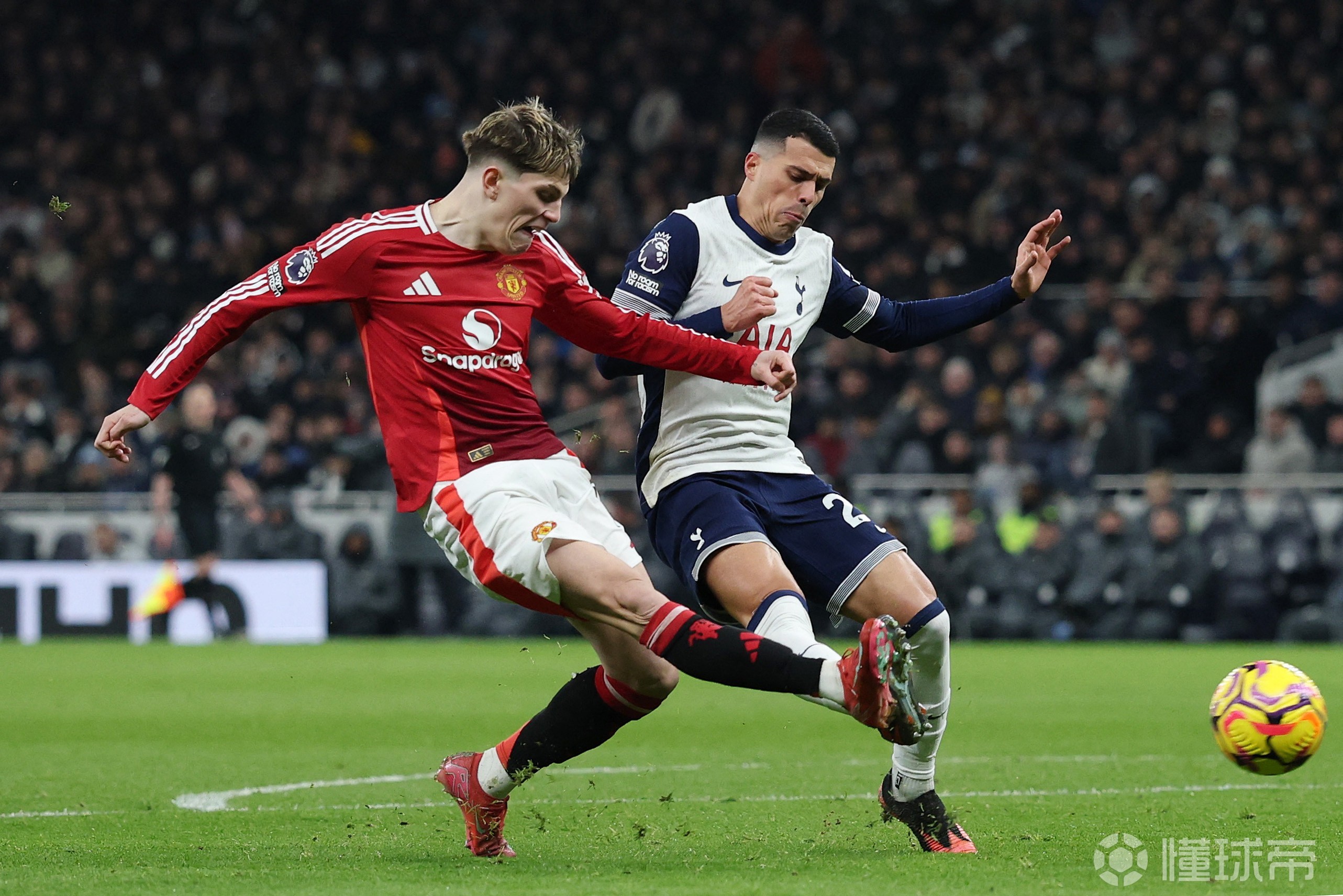 开云体育官网-火力全开：曼联球员拼尽全力！