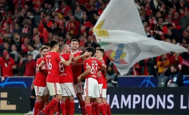 弗拉门戈球员集体庆祝,欧冠宝座之路前后脚 弗拉门戈球员集体庆祝,欧冠宝座之路前后脚