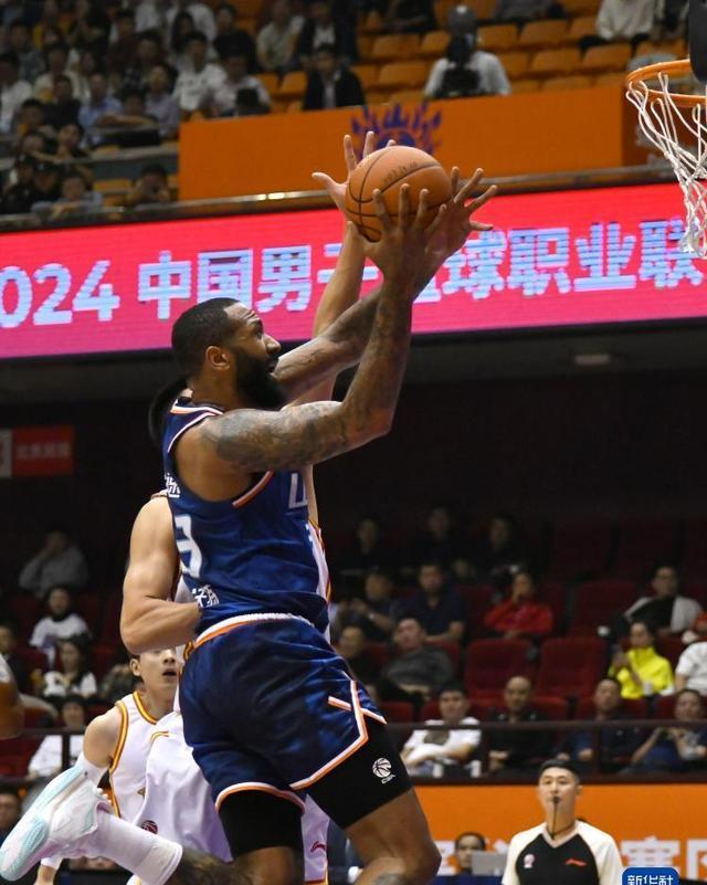 河南男篮战术精妙,取得关键胜利步入顶级赛场 河南男篮战术精妙,取得关键胜利步入顶级赛场