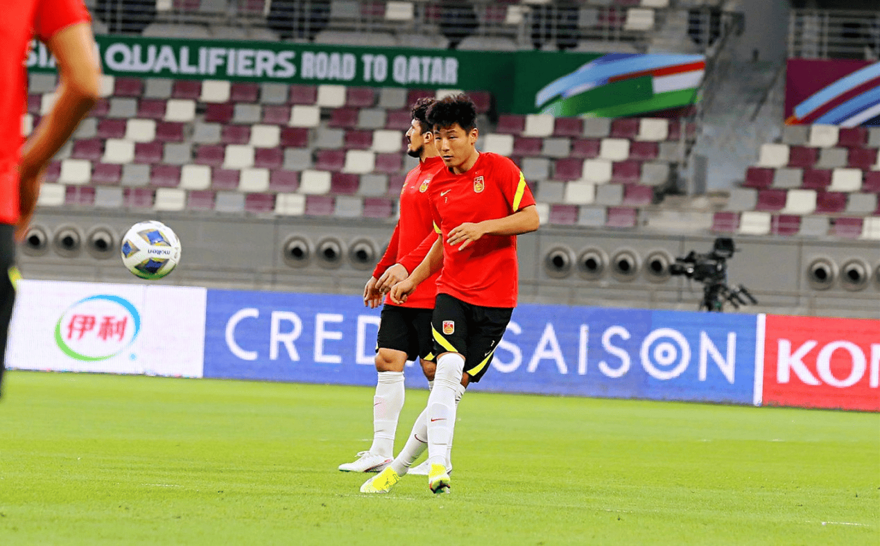 双方队员在实力对决中展现出色技艺 双方队员在实力对决中展现出色技艺