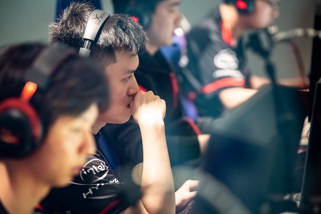 瑞士在对阵保加利亚比赛中踢得自如 瑞士在对阵保加利亚比赛中踢得自如