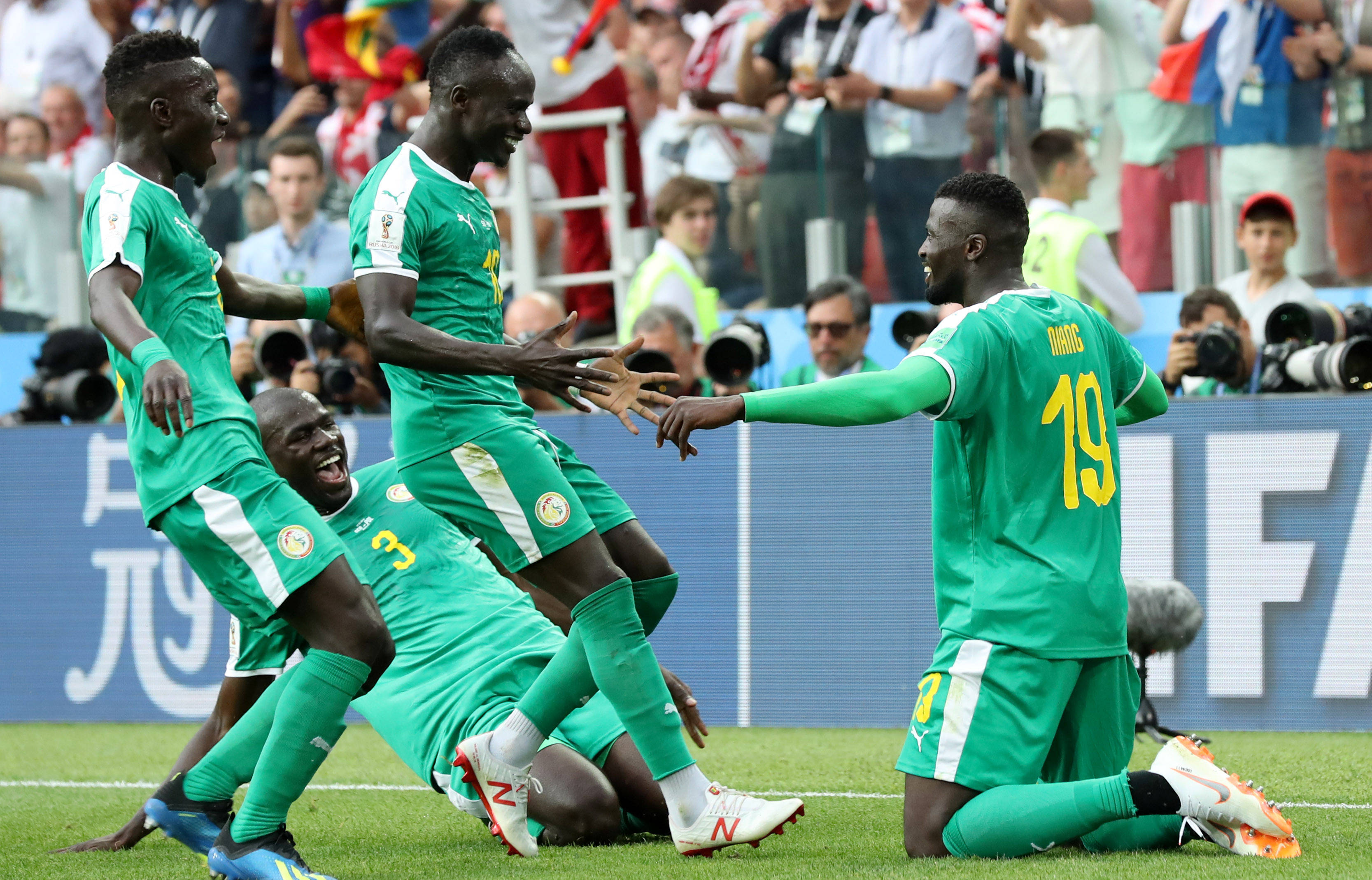 英格兰球队集体庆祝,士气高昂迎接下一场比赛 英格兰球队集体庆祝,士气高昂迎接下一场比赛