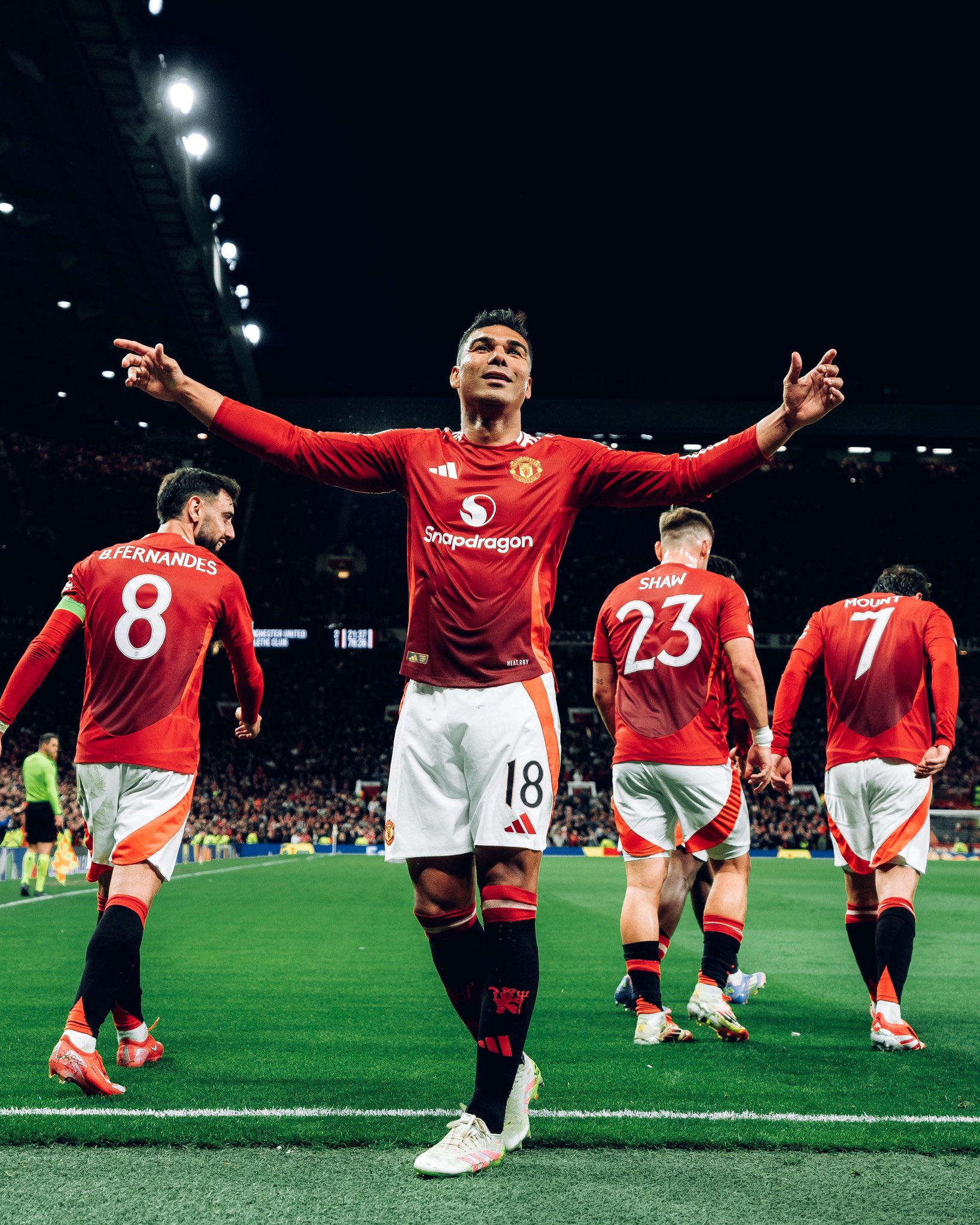 曼联客场大胜,登顶英超联赛积分榜 曼联客场大胜,登顶英超联赛积分榜