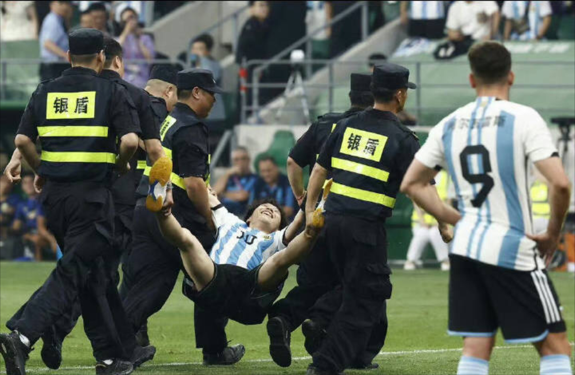 足球赛场上的惊险一幕,球迷热血沸腾 足球赛场上的惊险一幕,球迷热血沸腾