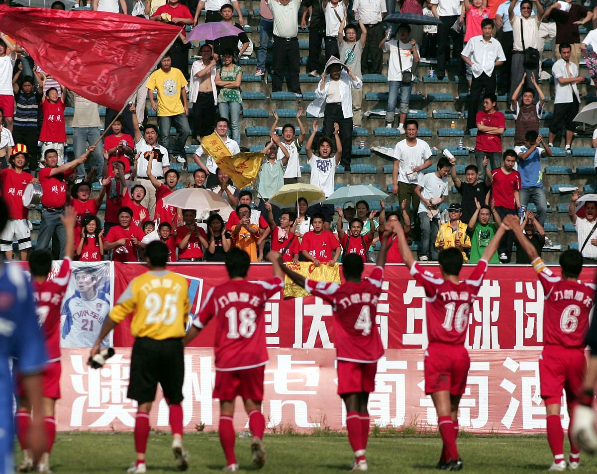 足球队挑战强队,球员鼓足斗志备战 足球队挑战强队,球员鼓足斗志备战