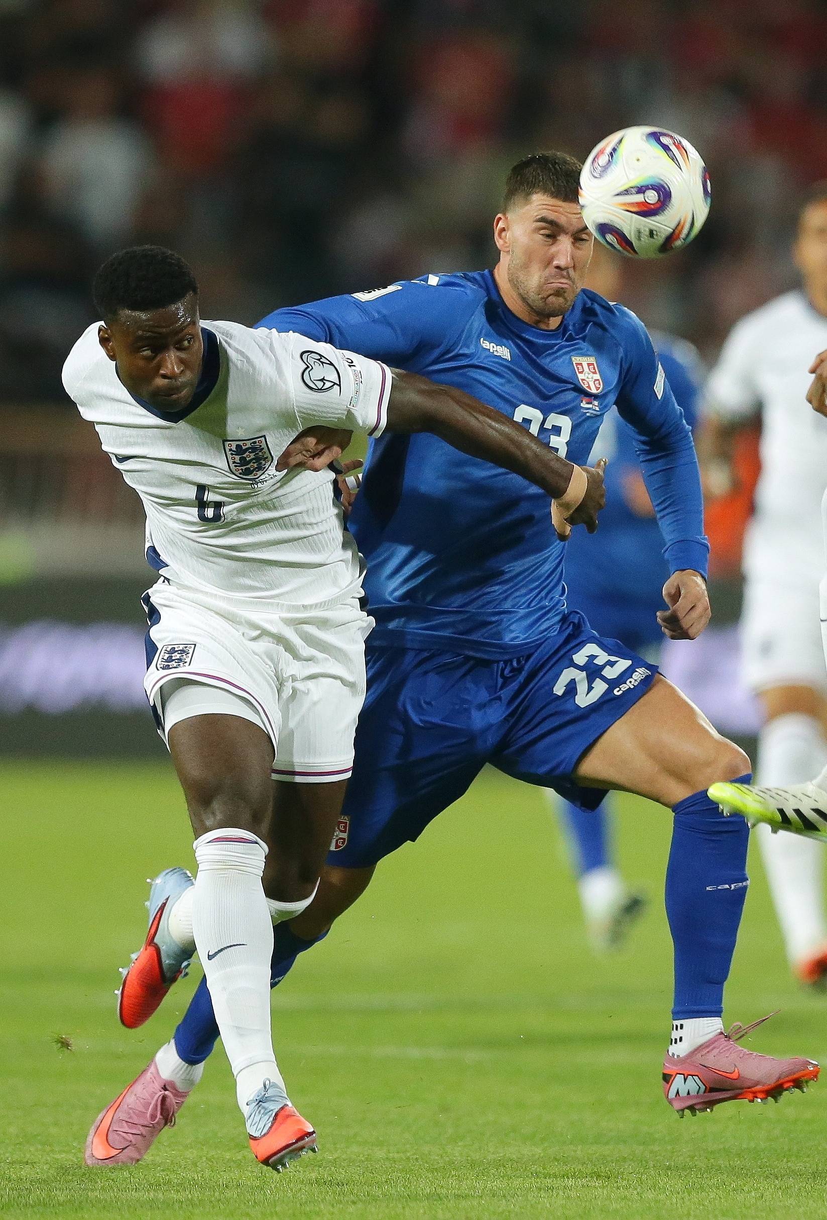 足球队挑战强队,球员鼓足斗志备战 足球队挑战强队,球员鼓足斗志备战