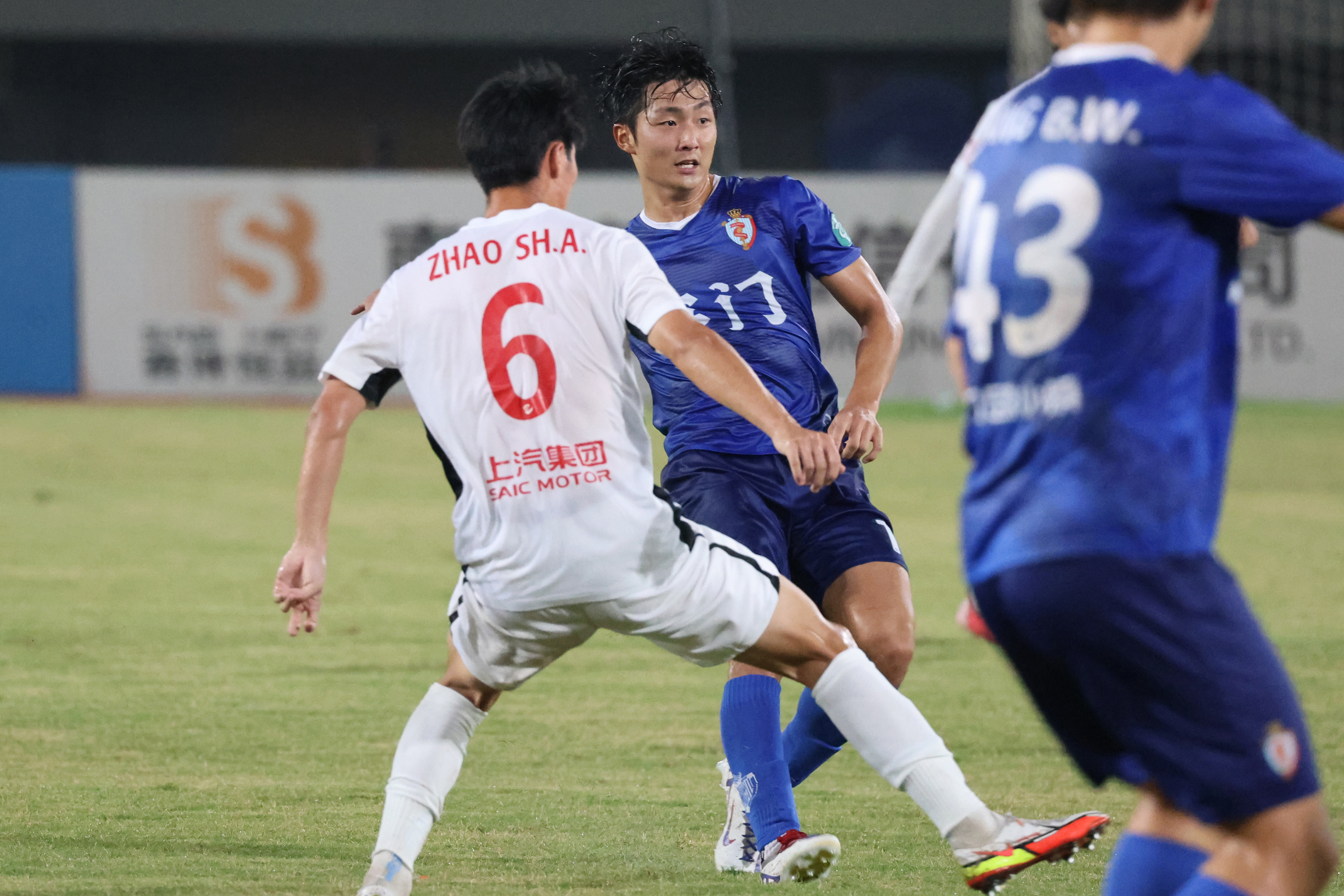 前场逼抢！球队前场逼抢制造对手失误