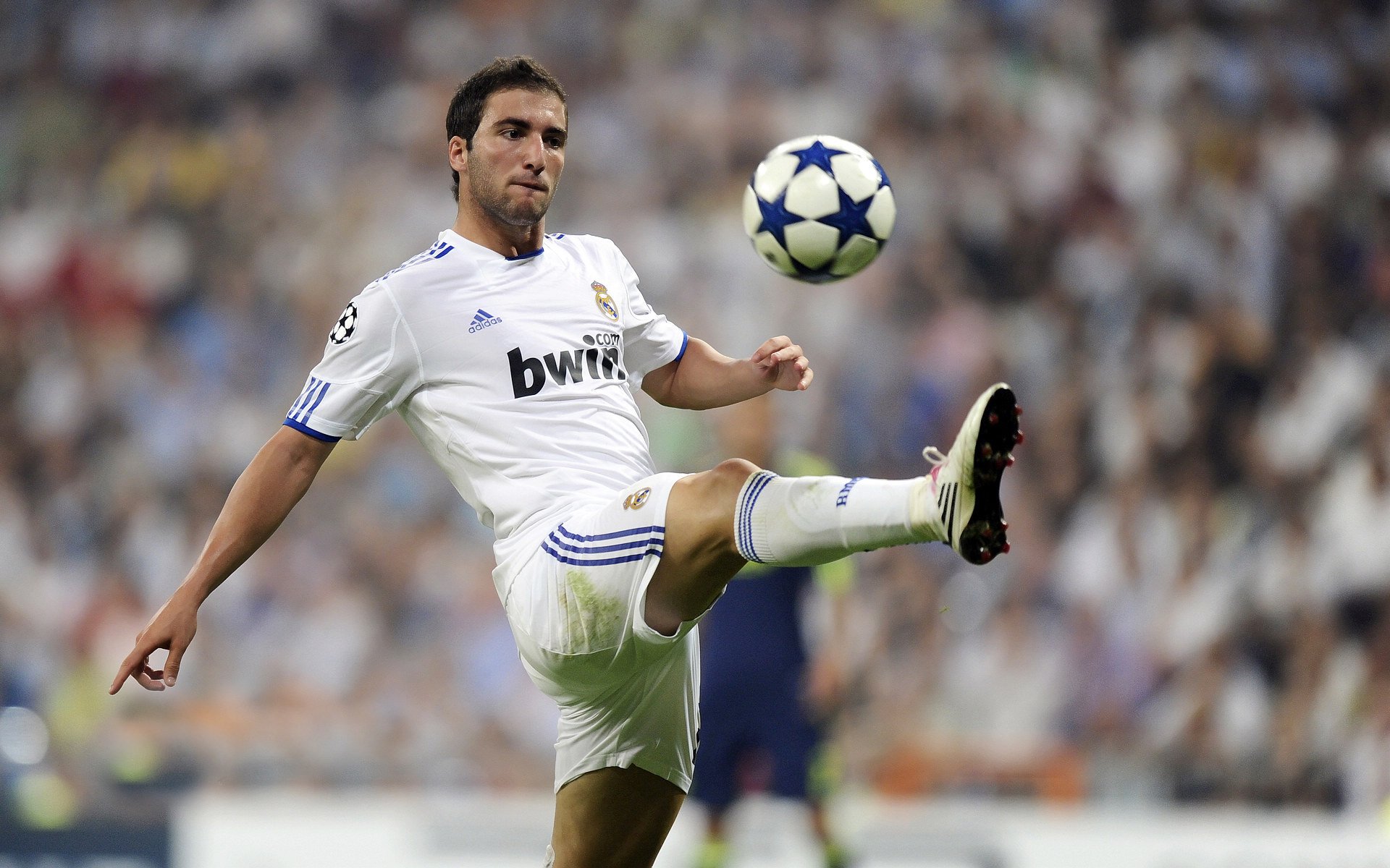 开云体育入口-欧洲足球博弈论，曼联战术淘汰C罗，奥斯梅恩如何在德甲争冠战接管比赛