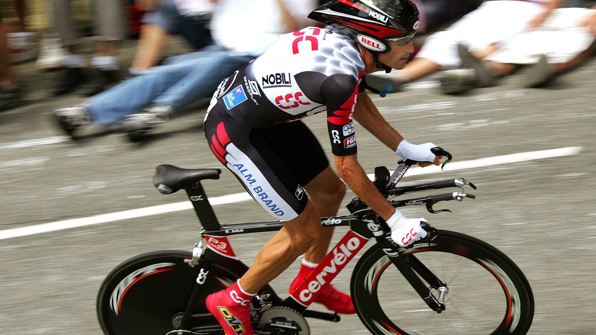 开云体育登录-科技降维与青春风暴，梅赛德斯如何碾压阿斯顿马丁，皮亚斯特里又何以点燃赛场